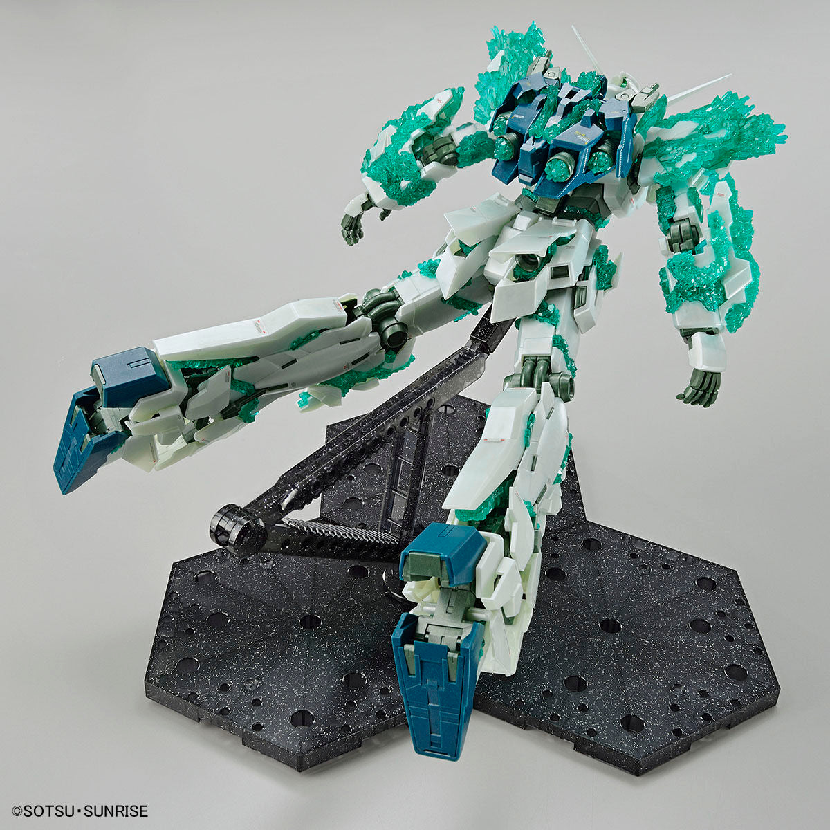 【𝐓𝐇𝐄 𝐆𝐔𝐍𝐃𝐀𝐌 𝐁𝐀𝐒𝐄】 MG UNICORN GUNDAM (LUMINOUS CRYSTAL BODY)